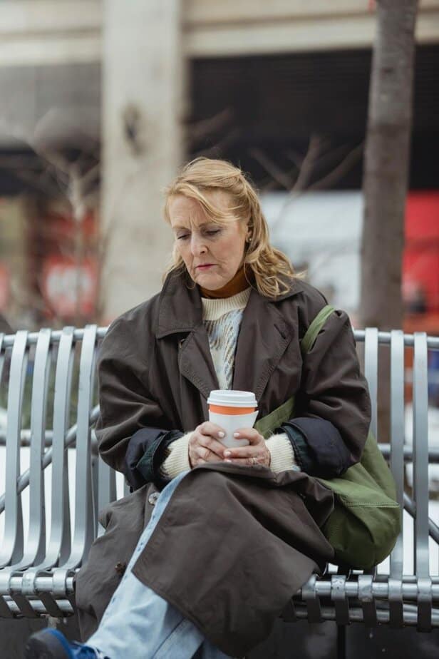 12 Gewohnheiten von Menschen, die laut Psychologie immer allein bleiben Avoid Social Interaction