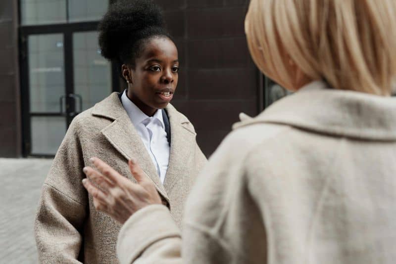 12 Gewohnheiten von Menschen, die laut Psychologie immer allein bleiben Interrupt or Talk Over Others