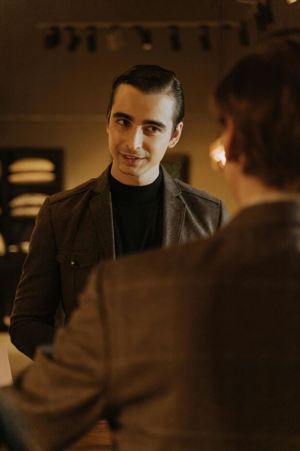 12 Gewohnheiten von Menschen, die laut Psychologie immer allein bleiben Turn Everything Into a Story About Themselves