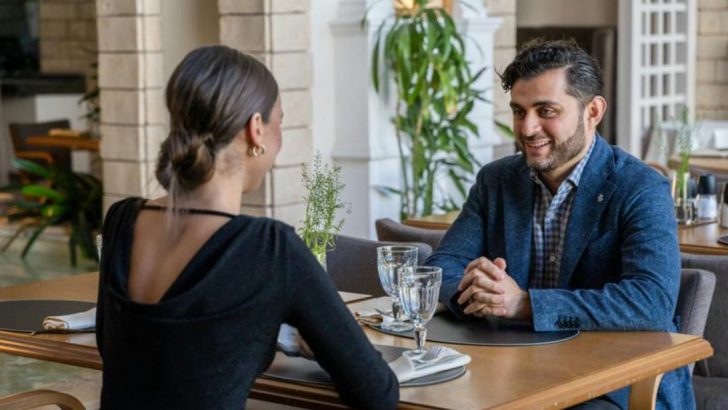 12 Dinge, die Frauen beim ersten Date auffallen, bevor ein Mann &uuml;berhaupt etwas sagt