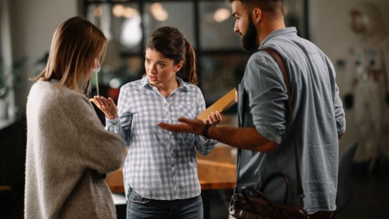 Triangulation: Andere in deinen Konflikt hineinziehen Triangulation: Andere in deinen Konflikt hineinziehen