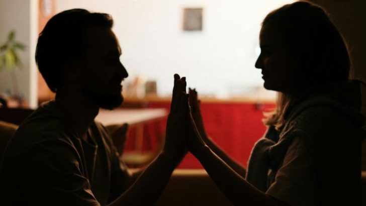 9 Verhaltensweisen, die sich romantisch anf&uuml;hlen, aber eigentlich manipulativ sind