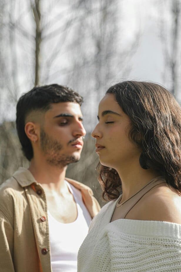 Er kritisiert dich auf subtile, "hilfreiche" Art und Weise