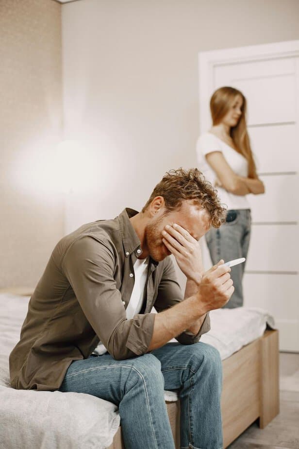 Wenn ein Mann kurz davor ist zu gehen, passieren diese 12 Dinge oft He avoids making future plans